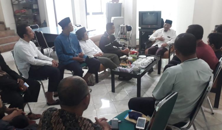 Pewarisan Nilai, Pemuda Dewan Da’wah Temui Waketum KH Abdul Wahid Alwi